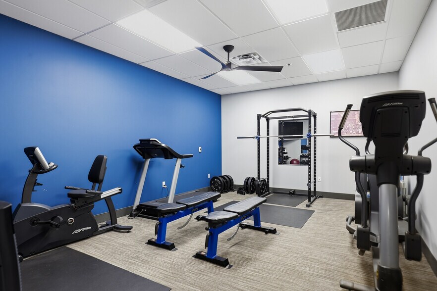 More Photos Of 900 N Rock Hill Rd, Saint Louis Office For Sale