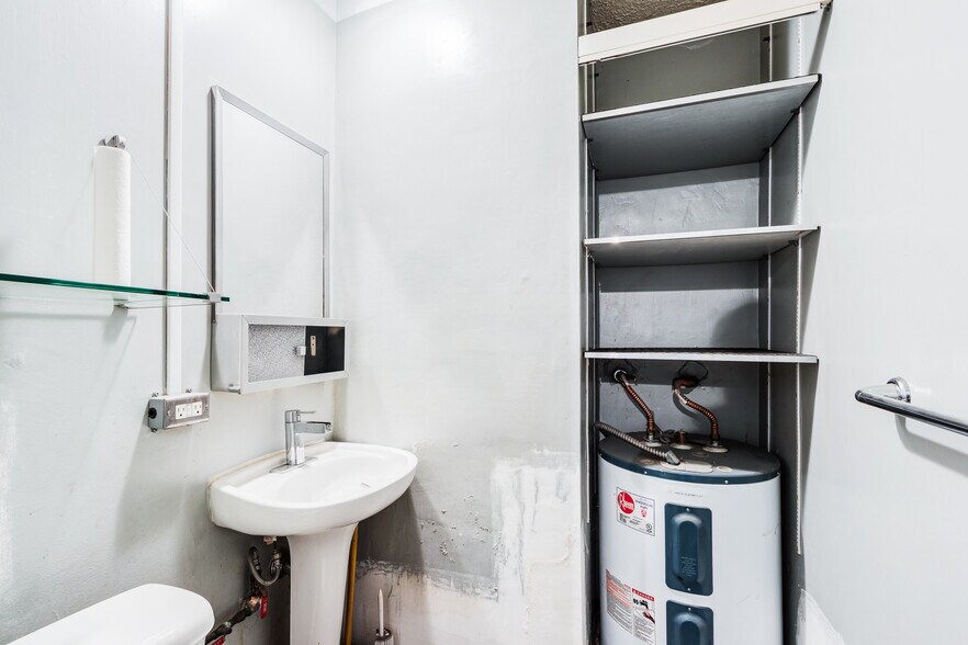 More Photos Of 8642 Venice Blvd, Los Angeles Office Residential For Sale