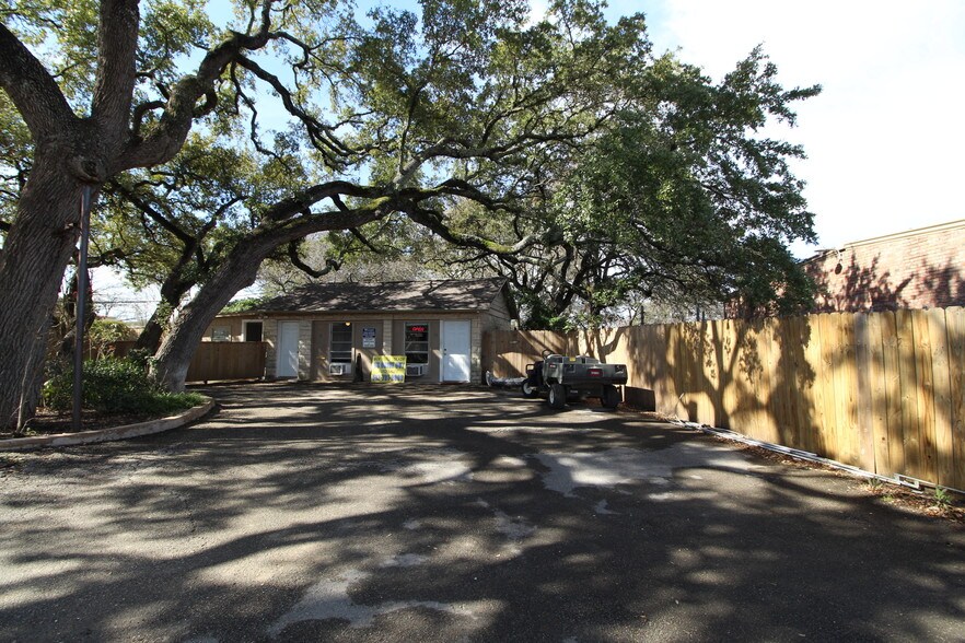 More Photos Of 13170 Pond Springs Rd, Austin Auto Repair For Sale