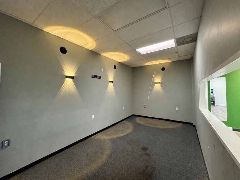 More Photos Of 1716 St Albans Dr, Raleigh Flex For Lease