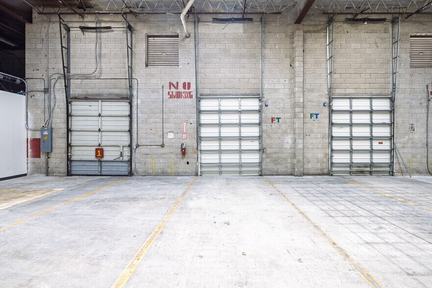 More Photos Of 1264 La Quinta Dr, Orlando Warehouse For Lease