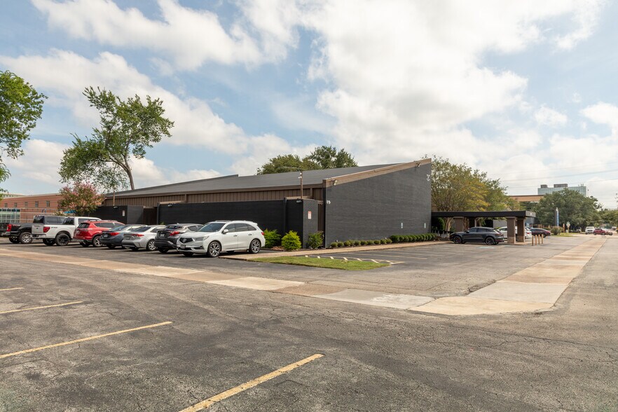 More Photos Of 17215 Red Oak Dr, Houston Medical For Sale
