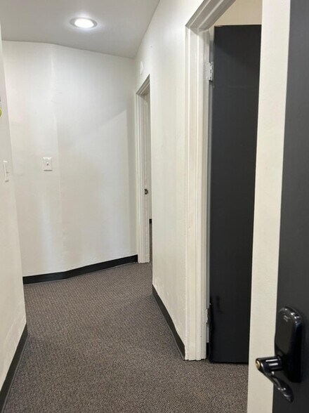 More Photos Of 18437 Saticoy St, Reseda Medical For Lease