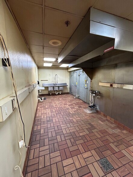 More Photos Of W188N10963 Maple Rd, Germantown Service Station For Sale