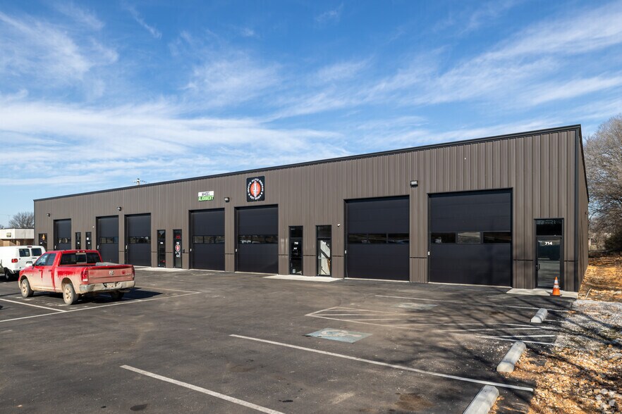 More Photos Of 700 E Third St, Gentry Flex For Lease