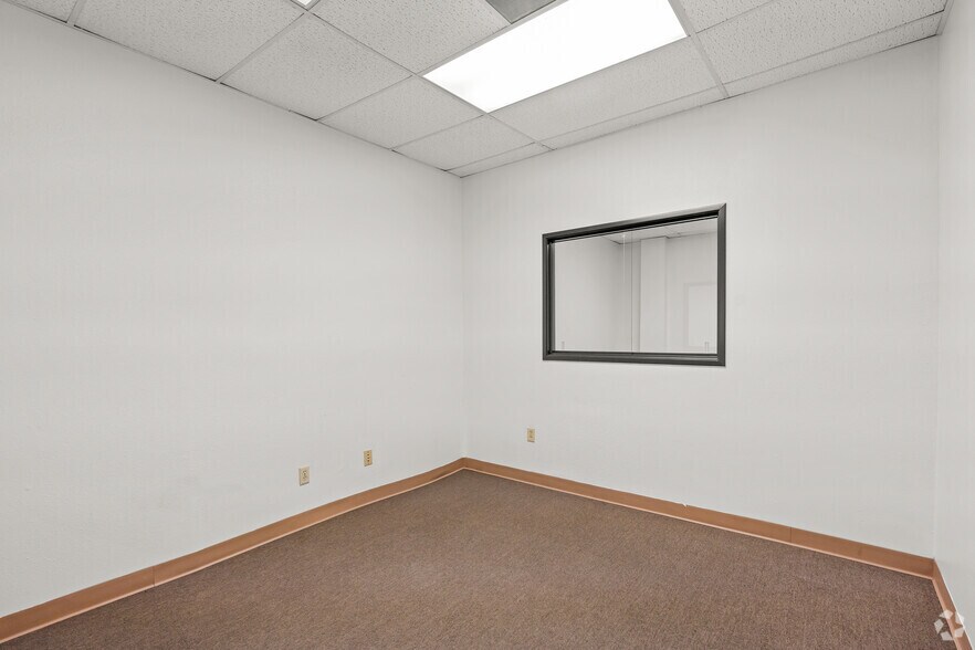 More Photos Of 1213 W Carrier Pky, Grand Prairie Unknown For Lease