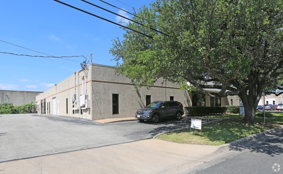 More Photos Of 2211 Denton Dr, Austin Warehouse For Lease