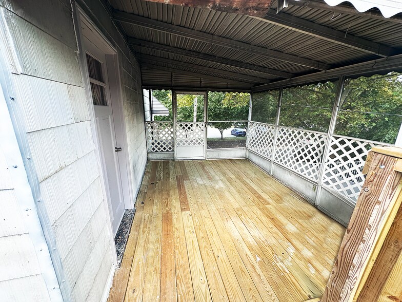 More Photos Of 204 N Maryland Ave, Wilmington Flex For Sale