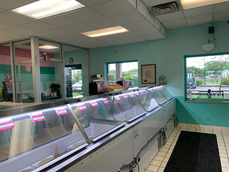 More Photos Of 1702-1740 Fordem Ave, Madison General Retail For Lease