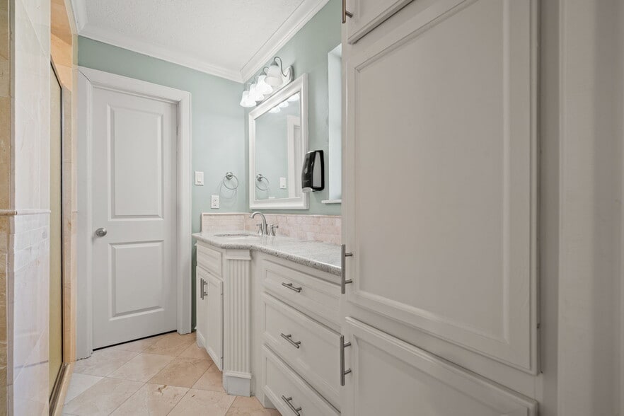 More Photos Of 1707 Bernie Ave, Rosenberg Office For Sale