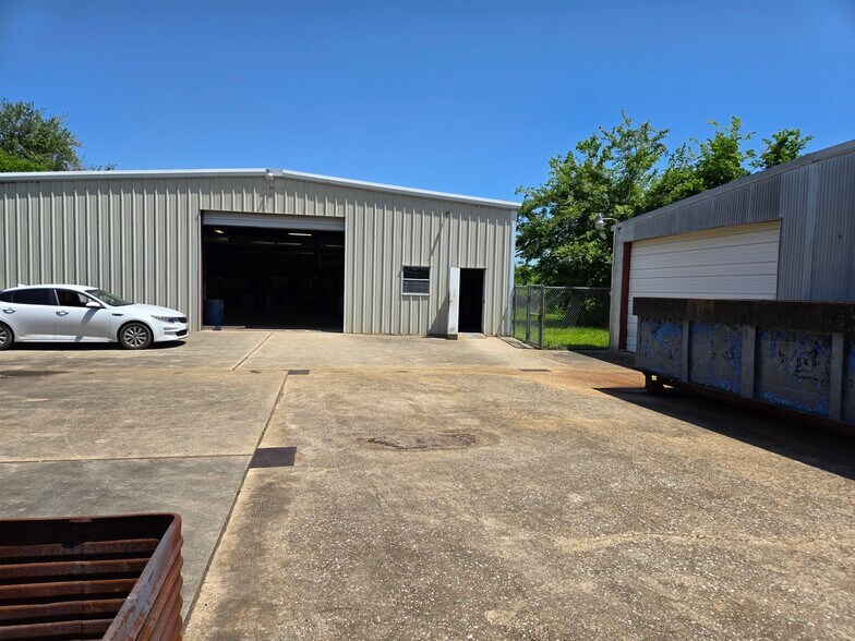 More Photos Of 609 Carby, Houston Warehouse For Sale