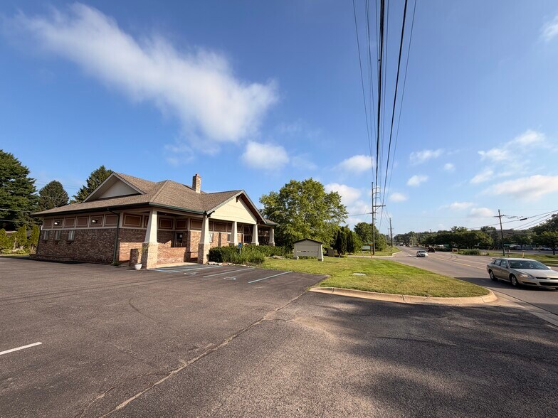More Photos Of 2400 Union Lake Rd, Commerce Township Medical For Lease