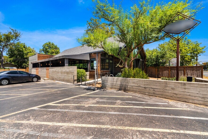 More Photos Of 2708 E Cesar Chavez St, Austin Restaurant For Sale
