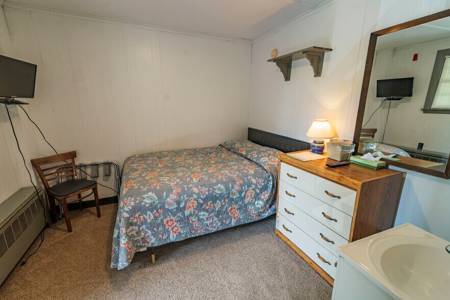 More Photos Of 6 Abroad Rd, West Dover Hotel For Sale