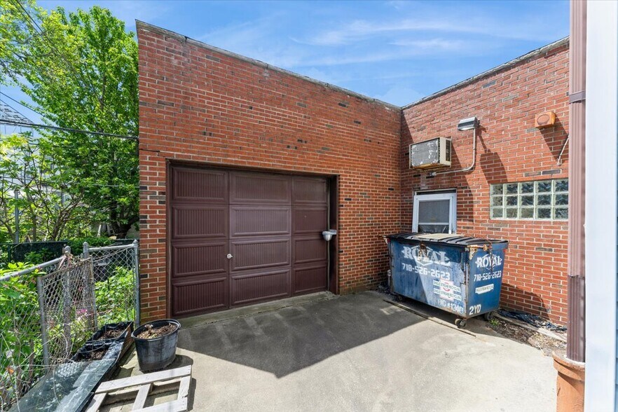 More Photos Of 13210 Hillside Ave, Richmond Hill Storefront Retail Office For Sale