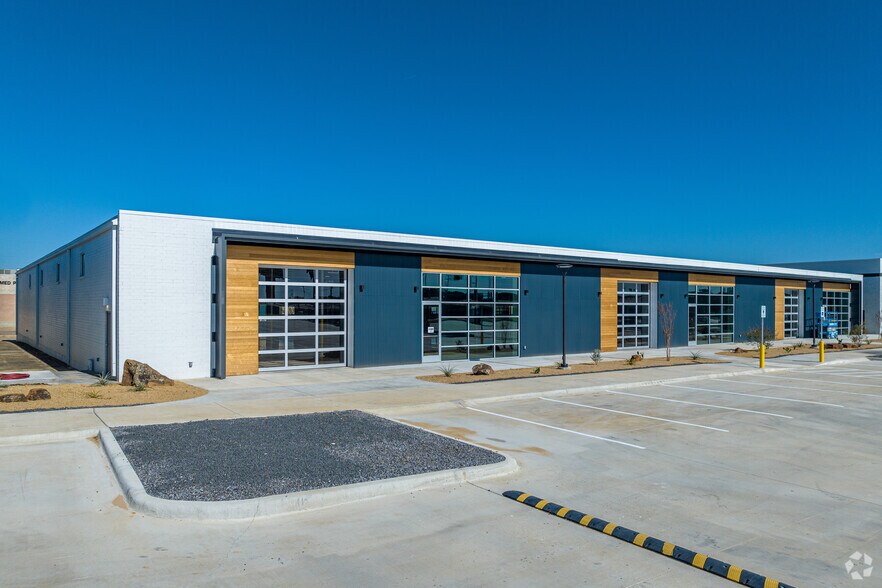 More Photos Of 3216-3308 Royalty Row, Irving Showroom For Lease