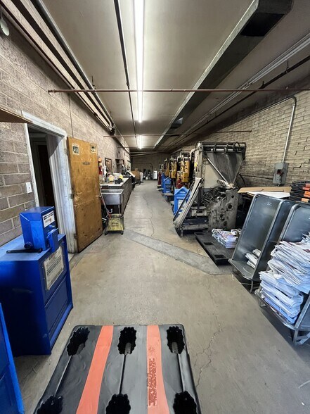 More Photos Of 298 N Pine St, Globe Light Distribution For Sale