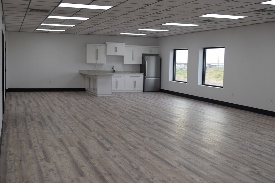 More Photos Of 6306 County 122 Rd, Midland Distribution For Lease