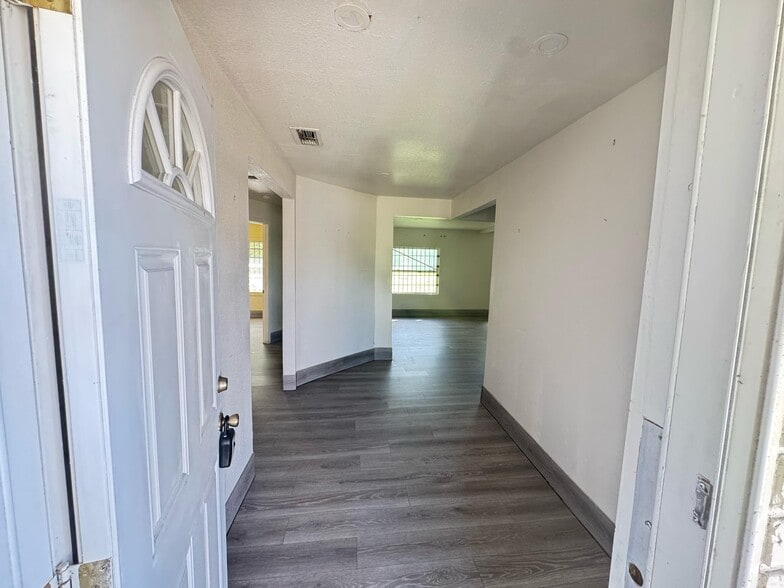More Photos Of 809 E Alsobrook St, Plant City Flex For Sale