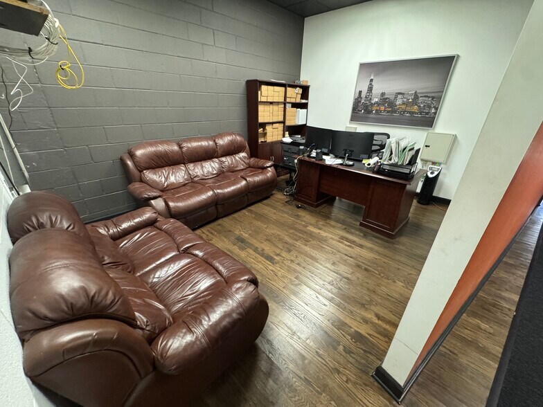 More Photos Of 220-320 Howard Ave, Des Plaines Light Distribution For Sale