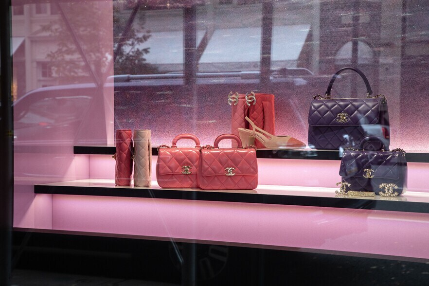 More Photos Of 770 Madison Ave, New York Storefront For Sale