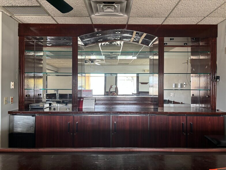 More Photos Of 210 N Lewis Ave, Oglesby Restaurant For Lease