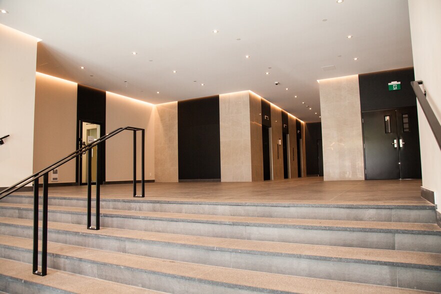 More Photos Of 111 Rue Chabanel O, Montréal Office For Lease