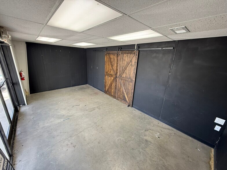 More Photos Of 5308 N Middlebrook Pike, Knoxville Light Manufacturing For Lease