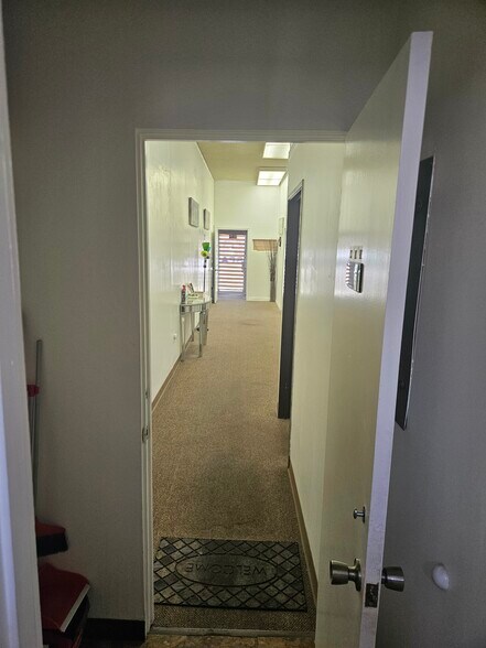 More Photos Of 1194-1200 E Walnut St, Pasadena Storefront For Lease