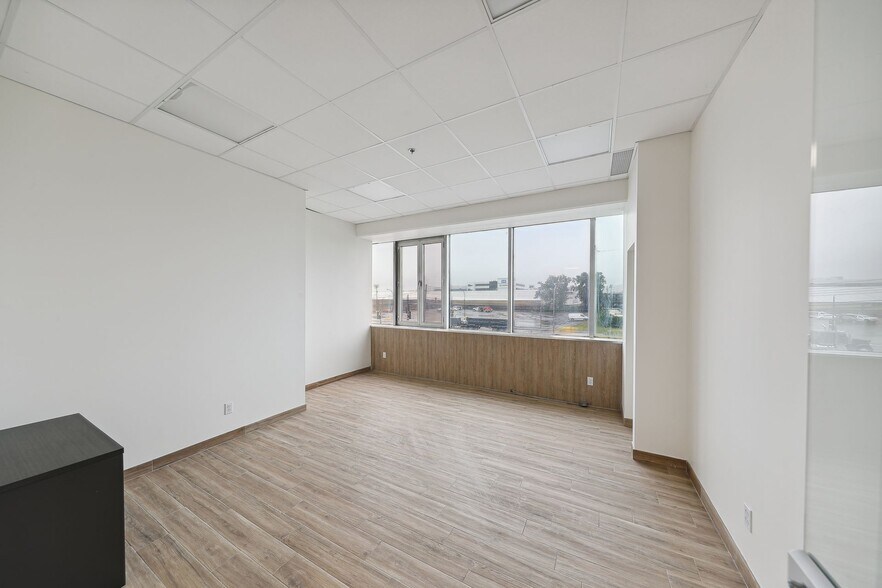 More Photos Of 247-255 Montee De Liesse, Montréal Warehouse For Lease