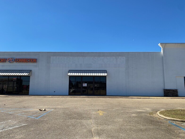 More Photos Of 200 Walmart Cir, Booneville Unknown For Lease