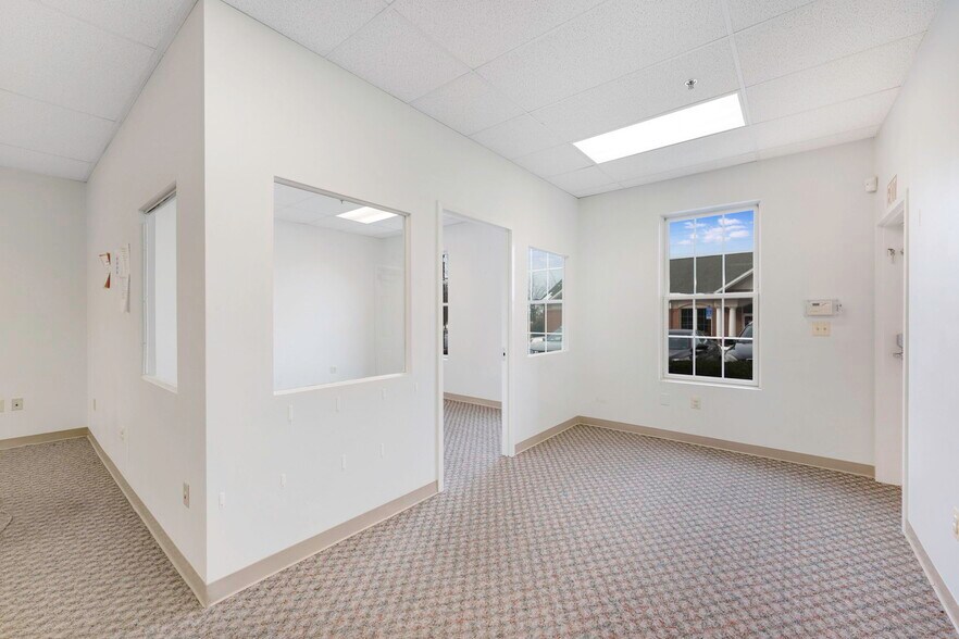 More Photos Of 6134-6138 Redwood Square Ctr, Centreville Medical For Lease