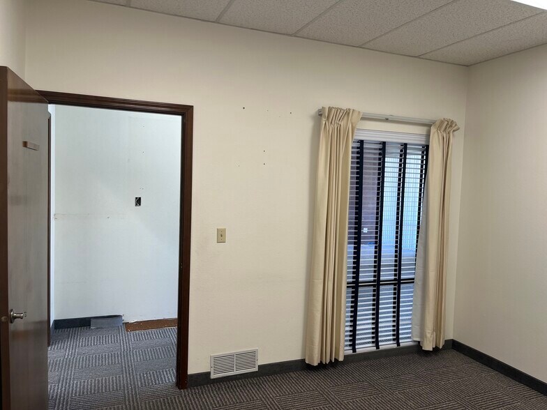 More Photos Of 100 N Morain St, Kennewick General Retail For Lease