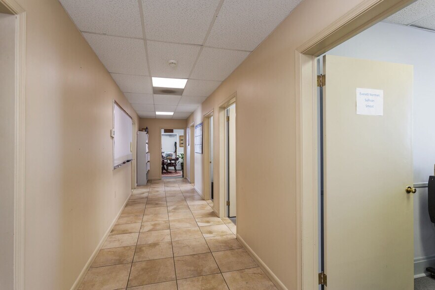 More Photos Of 710 4th St, Shenandoah Warehouse For Sale