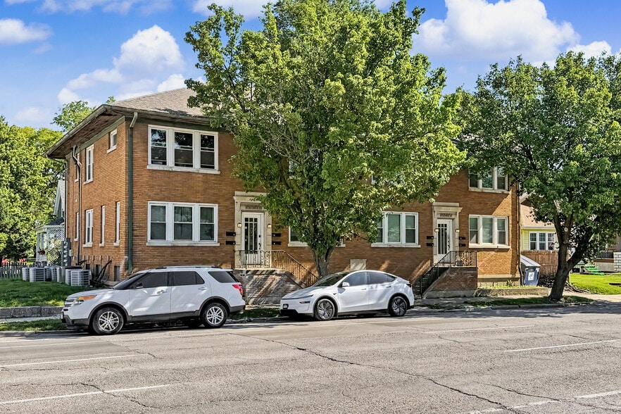 More Photos Of 2042-2046 W 4th St, Davenport Apartments For Sale