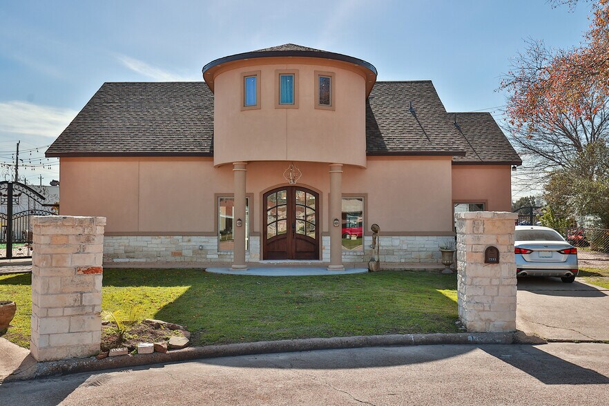 More Photos Of 10108 Veterans Memorial Dr, Houston General Retail For Sale