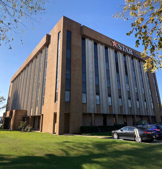 More Photos Of 9102 N Meridian St, Indianapolis Office For Lease