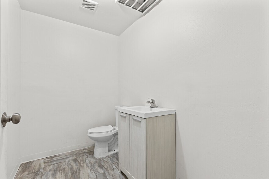 More Photos Of 212 E 11th St, Los Angeles General Retail For Sale