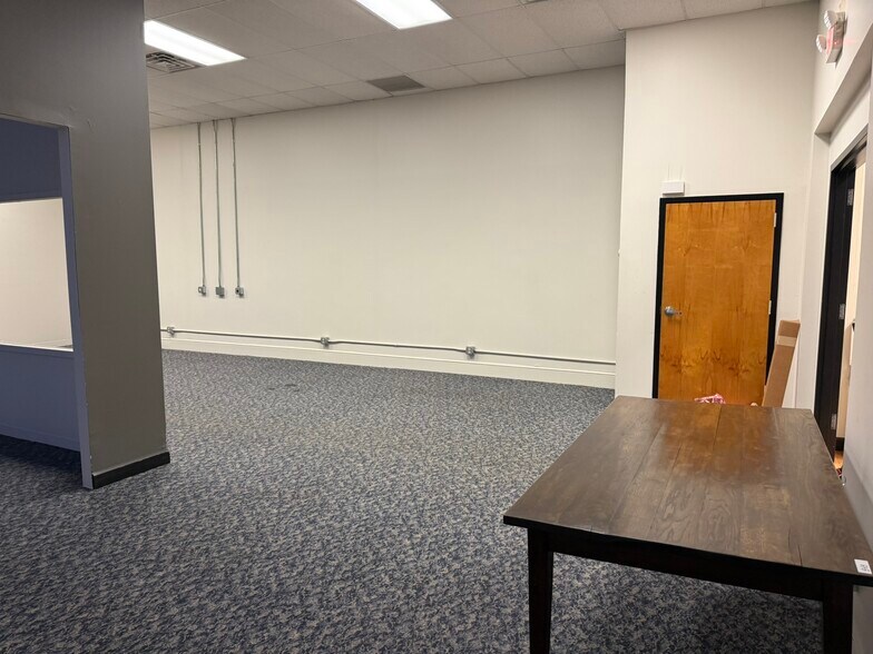 More Photos Of 114 Pearl St, Port Chester Light Distribution For Lease