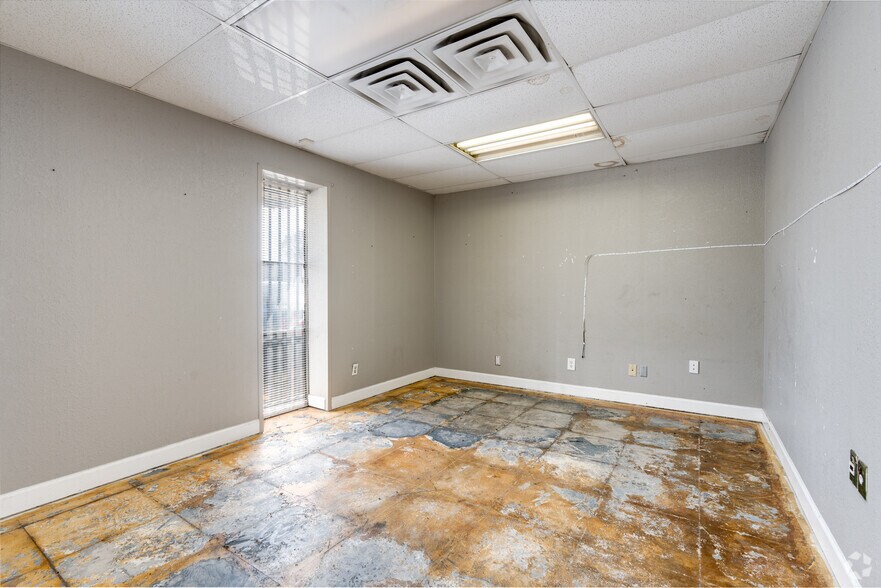 More Photos Of 2333 Delante St, Haltom City Unknown For Lease
