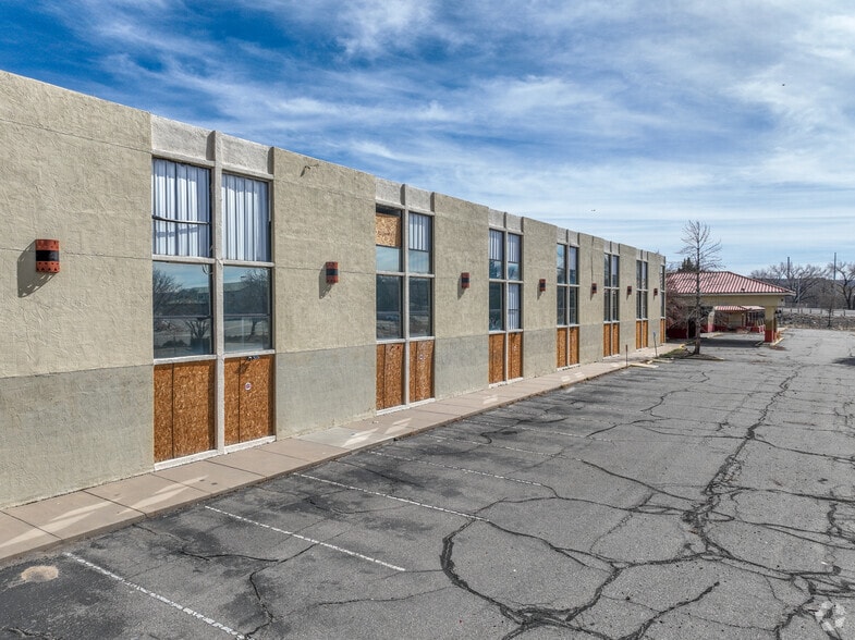 More Photos Of 700 Scott Ave, Farmington Hotel For Sale
