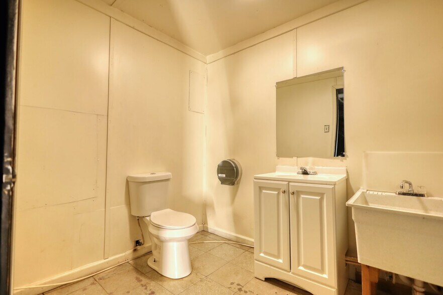 More Photos Of 510 S Camellia Blvd, Fort Valley Convenience Store For Sale