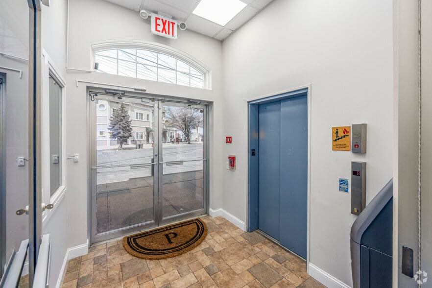 More Photos Of 4 Weber Ave, Malverne Storefront Retail Office For Lease