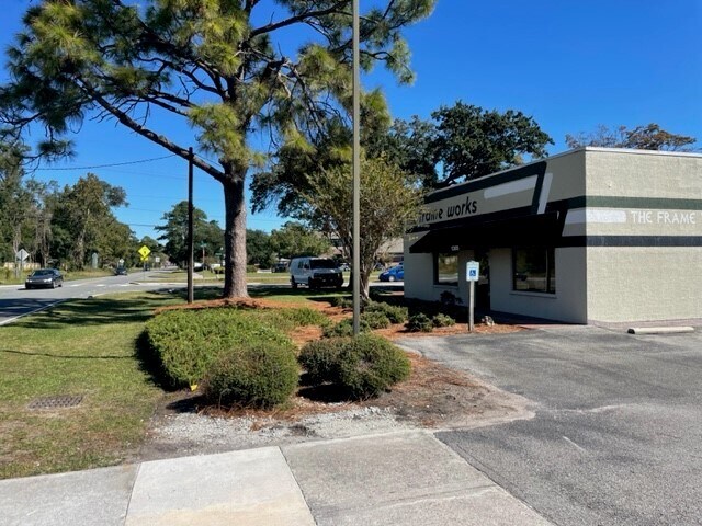 More Photos Of 1305 Floral Pky, Wilmington Freestanding For Lease