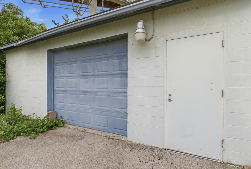 More Photos Of 2604 E Apache St, Tulsa Auto Repair For Sale