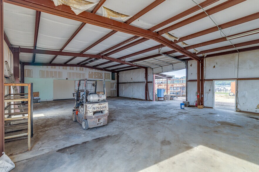 More Photos Of 108 Harold St, West Monroe Distribution For Sale