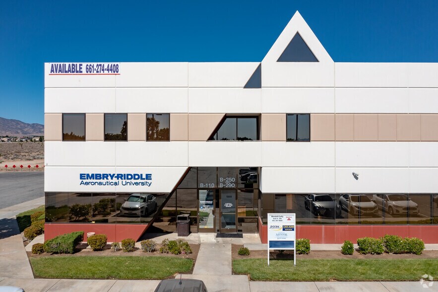 More Photos Of 40015 Sierra Hwy, Palmdale Office For Lease