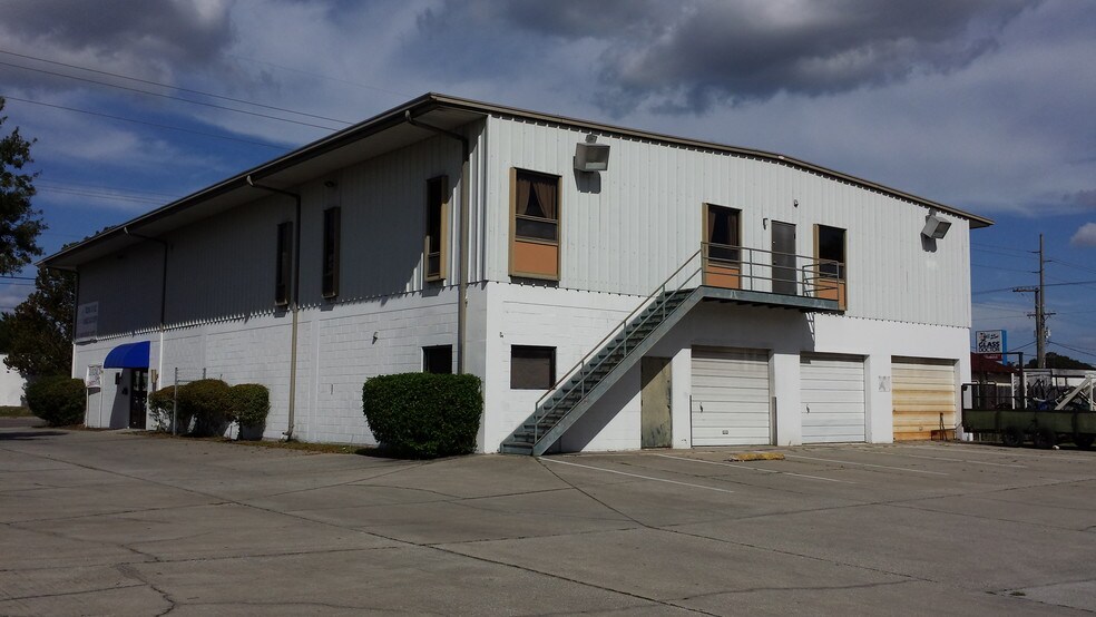 More Photos Of 4244 W Waters Ave, Tampa Showroom For Lease