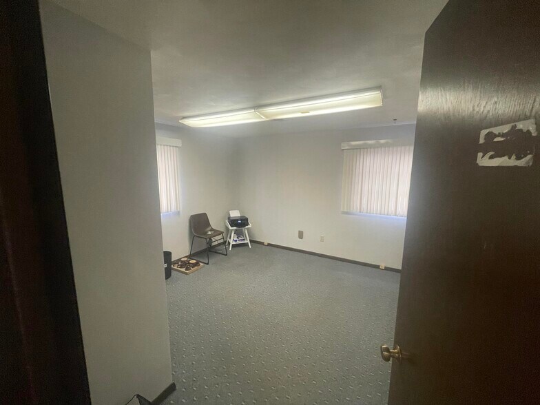 More Photos Of 630 S Green Bay Rd, Neenah Office For Sale
