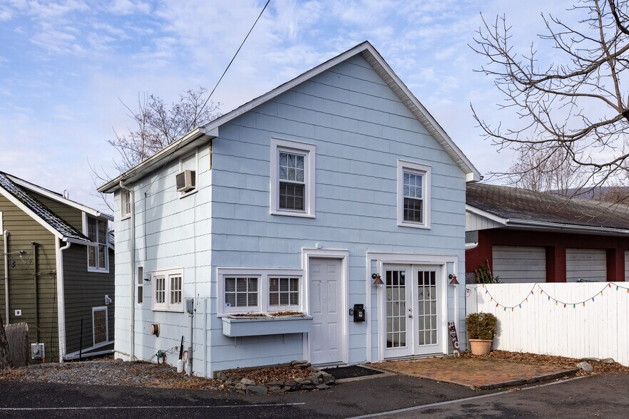More Photos Of 5-9 Rock City Rd, Woodstock Storefront Retail Residential For Sale
